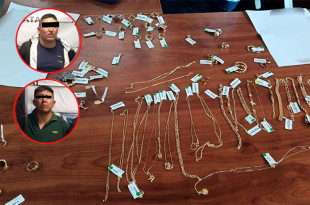 Dos hombres fueron detenidos tras asaltar con violencia una casa de empeño en una plaza comercial; policías recuperaron joyería valuada en 200 mil pesos.