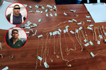 Dos hombres fueron detenidos tras asaltar con violencia una casa de empeño en una plaza comercial; policías recuperaron joyería valuada en 200 mil pesos.