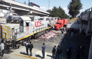 Arrastra tren tráiler de Coca Cola en Toluca