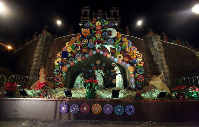 Encienden tradicional nacimiento monumental en Metepec
