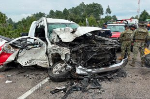 Una camioneta de la Marina y una Suzuki Jimny quedaron involucradas en un choque frontal sobre la autopista Toluca-Valle de Bravo, en Villa de Allende.