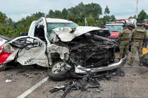 Una camioneta de la Marina y una Suzuki Jimny quedaron involucradas en un choque frontal sobre la autopista Toluca-Valle de Bravo, en Villa de Allende.