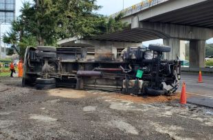 Una volcadura provocó un segundo accidente en la zona. 