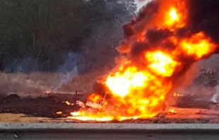 Arde vehículo con contenedores de gasolina en Jilotepec