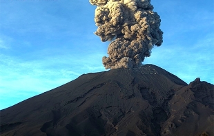 #Video: #Popocatépetl amanece con dos sorprendentes explosiones