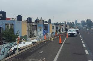 El vehículo transportaba varias cajas y en la zona quedó tirado un tanque de gas LP.