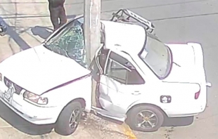 #Video: Brutal impacto de taxi contra poste en #Edomex