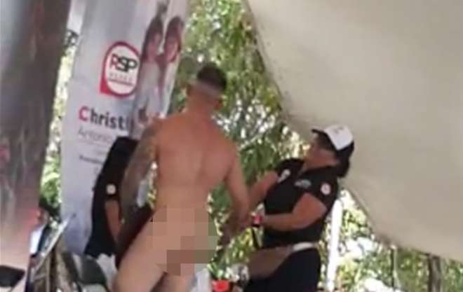 Daniel Montoya hizo la transmisión en vivo del evento, donde se aprecia a los strippers que se deprenden de sus prendas ante los gritos de las invitadas