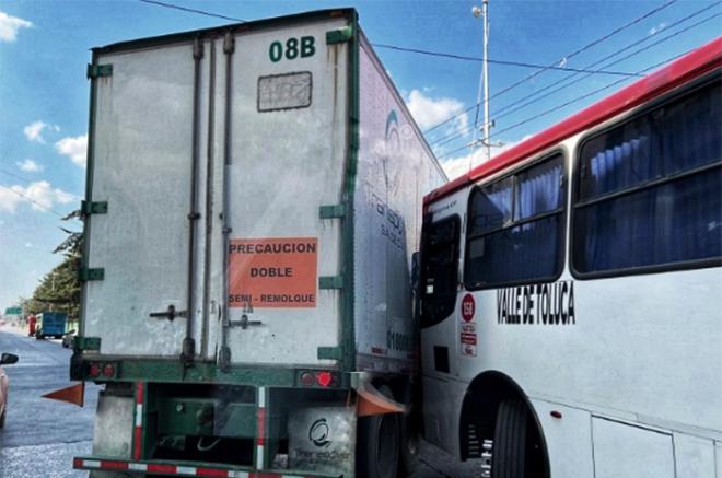 El percance ocurrió en Paseo Tollocan, bajo el puente vehicular ubicado en la zona de Pilares