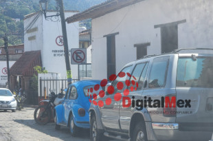 Automóviles estacionados en zonas prohibidas en el centro de Valle de Bravo