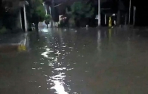 Se desborda canal en Chimalhuacán e inunda cerca de 200 viviendas
