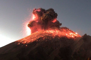 Impresionante explosión del #Popocatépetl