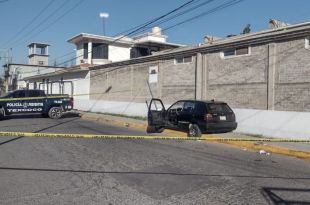 El auto donde viajaba la víctima quedó en la calle Pino Suárez del poblado de Tocuila, hasta donde arribaron los servicios de emergencia.