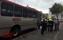 Riña entre taxista y chofer de Xinantécatl en pleno centro de Toluca
