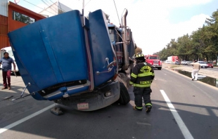 Tráiler y coche causan tráfico en choque sobre la Toluca-Palmillas