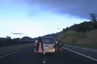 #Video: Mira cómo conductor evade asalto a mano armada en carretera de Edoméx