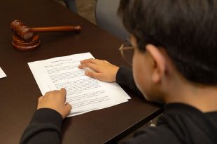 Con lenguaje claro y accesible, el juez comunicó al niño la decisión sobre su tutela tras la pérdida de su madre.