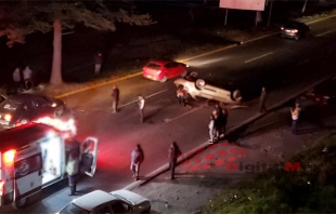 #Toluca: rescatan a automovilista en volcadura de Palmillas