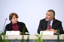 Delfina Gómez, en compañía de Horacio Duarte, durante la Reunión de Coordinación Interestatal contra el Robo de Vehículos.