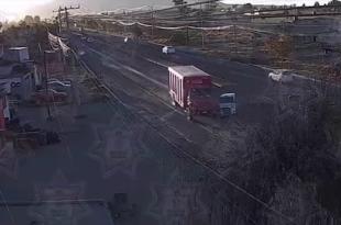 En el vídeo se muestra como el taxi viró hacia su izquierda en el retorno de la vialidad en el momento en el que un camión refresquero conducía hacia su dirección.