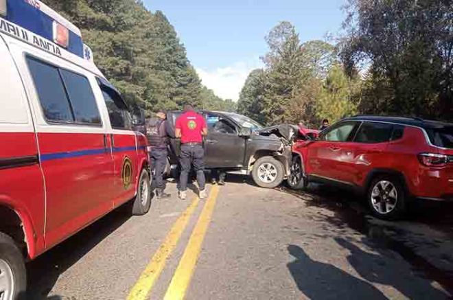 En el lugar quedaron involucrados un Jeep, así como una camioneta Mitsubishi L200 color gris.