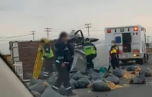 Vuelca camioneta de carga en la Toluca-Naucalpan y deja dos heridos