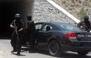 Aseguran policías 29 paquetes de cocaína en C. Izcalli; detienen a cuatro