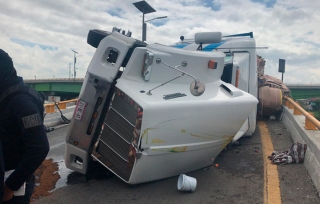 Vuelca tráiler cargado de cartón en Circuito Mexiquense y Río de los Remedios en #Ecatepec