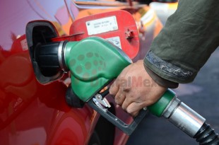 La presidenta de México, Claudia Sheinbaum Pardo, informó que este acuerdo fijará el precio máximo de la gasolina Magna en 24 pesos.