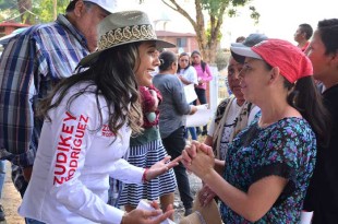 Artesanos locales reciben el reconocimiento de Zudy Rodríguez en su recorrido por Valle de Bravo.