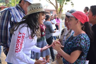 Artesanos locales reciben el reconocimiento de Zudy Rodríguez en su recorrido por Valle de Bravo.