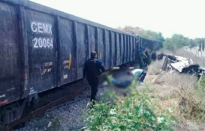 Tren arrastra a combi y muere una mujer embarazada en Huehuetoca