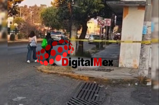 El joven motociclista quedó tendido sobre el pavimento tras el accidente en Paseo Tollocan