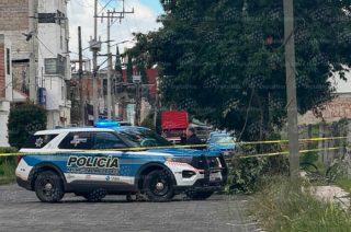 Autoridades municipales acordonaron la zona mientras se espera el arribo de la Fiscalía General de Justicia del Estado de México para iniciar las diligencias para el levantamiento del cuerpo.