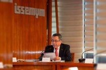 El instituto enfrenta presión por pensiones, desabasto de medicamentos y exigencias legislativas para una reforma estructural.