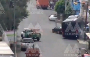 #Video: Chofer perdió el control e impactó su camión contra una casa en #Neza