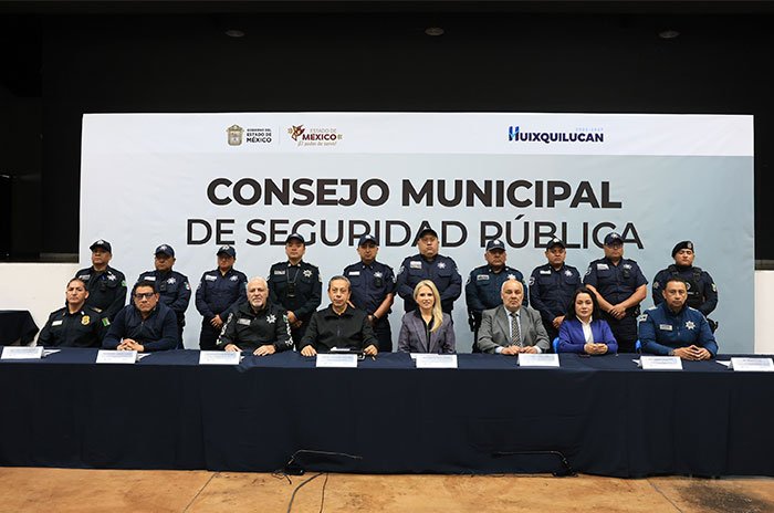La alcaldesa Romina Contreras Carrasco tomó protesta a los integrantes de la nueva Célula de Atención Policial contra el maltrato animal en Huixquilucan.