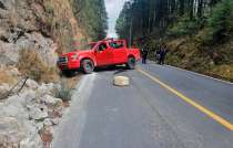 Se ubicó abandonada una camioneta tipo Pick up, color roja, con armamento de grueso calibre