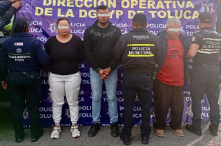 Fueron detenidos mientras realizaban cobros en calles de Calixtlahuaca; intentaron sobornar a policías.