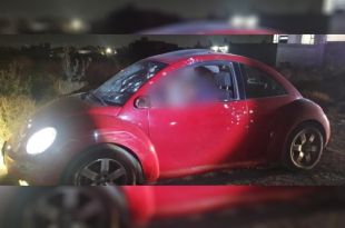 Las víctimas estaban a bordo de un Volkswagen Beetle color rojo, quienes fueron sorprendidas por sujetos desconocidos.