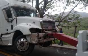 El chofer fue encontrado en el interior del camión tráiler color blanco con plataforma color rojo sin carga