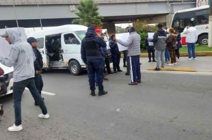 El grupo se apostó frente a la Casa de Morelos, en las inmediaciones de Puente de Fierro.