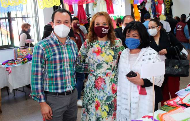  Estuvo acompañado de la  presidenta del DIF, Lucy Vargas Jaramillo; la doctora Virginia Peñaloza Rueda, presidenta de la Red Nacional de Artesanos