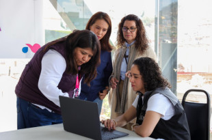Amalia Pulido Gómez supervisa el simulacro desde su computadora