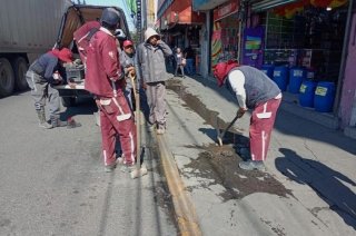 Brigadas del Gobierno municipal de Toluca realizaron trabajos de reparación de fugas y mantenimiento de la infraestructura hidráulica.