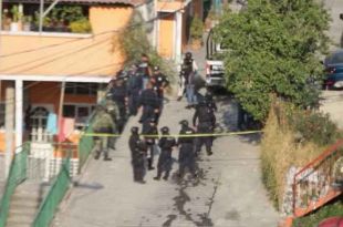 #Video: Balacera en #Naucalpan deja a policía y delincuente muertos; hay heridos