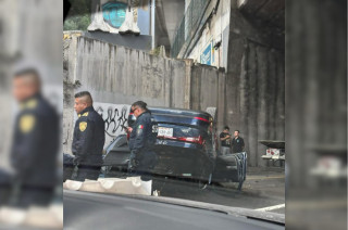 Camioneta volcada sobre la vía México-Toluca
