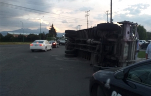 #Zinacantepec: vuelca camión de carga en Calzada al Pacífico