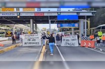 Cerca de 300 trabajadores de PROAM bloquearon durante varias horas la autopista México-Toluca para exigir el pago de seis meses de salarios y prestaciones.