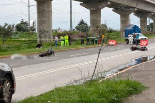 Un motociclista murió y dos personas más resultaron lesionadas tras un choque entre dos motocicletas sobre la avenida Las Torres, en la delegación San Buenaventura.